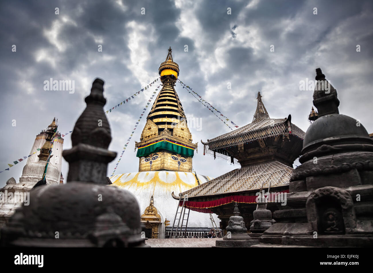 Swayambhunath Stupa an bewölkten bewölktem Himmel in Kathmandu, Nepal Stockfoto