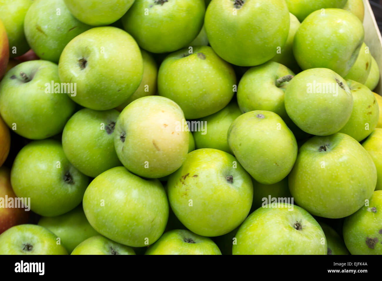 Grüne Äpfel an einem Marktstand bereit für den Kauf Stockfoto