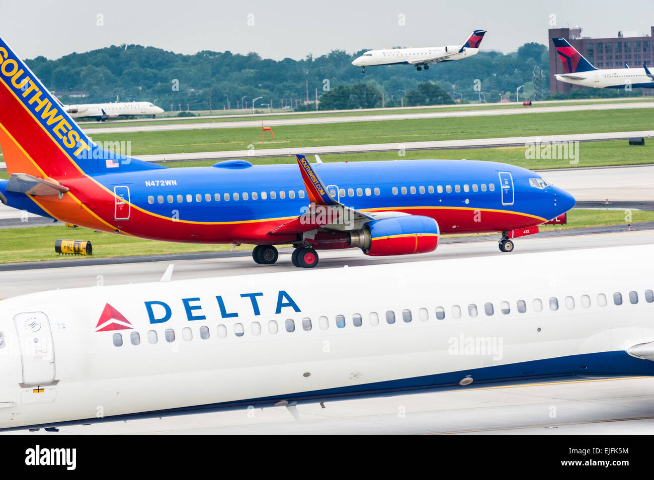 Südwesten und Delta Airlines Jets in dichtem Verkehr in Atlanta International Airport, der weltweit verkehrsreichsten Flughafen. (USA) Stockfoto