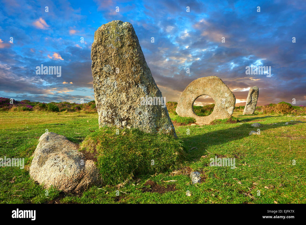 Mên ein Tol, Männer einen Tribut lokal oder Crick Stein, späten neolithischen Frühbronzezeit stehenden Steinen, Madron, Cornwall, England Stockfoto