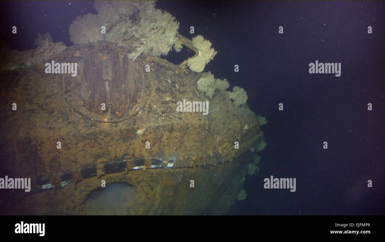 Ein Handout Foto zur Verfügung gestellt von Paul G. Allen am 2. März 2015, des japanische Schlachtschiffs Musashi von Paul G. Allen und sein Forschungsteam gelegen war. Dies sind die ersten Bilder des Wracks von Octo ROV von M/Y Octopus gefangen genommen. Dies ist der Bogen von der Musashi. Die eine große Teak Chrysantheme, hätte, die kaiserliche Siegel von Japan war. © Paul G. Allen/Handout/AFLO/Alamy Live-Nachrichten Stockfoto