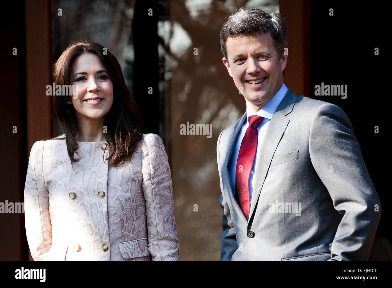 Tokio, Japan. 26. März 2015. (L, R) Ihre Königliche Hoheit Kronprinzessin Mary Elizabeth Donaldson und seine königliche Hoheit der Kronprinz Frederik André Henrik Christian besuchen Sie eine Veranstaltung mit Kindern in den traditionellen japanischen Garten des Einfamilienhauses Asakura, um Bewusstsein über Mobbing und Gewalt am 26. März 2015, Tokio, Japan zu erhöhen. Das dänische Kronprinzenpaar sind in Japan für drei Tage, um die dänischen Territorium von Grönland, einschließlich Tourismus und seine Kultur und Produkte, in Japan zu fördern. Bildnachweis: Aflo Co. Ltd./Alamy Live-Nachrichten Stockfoto