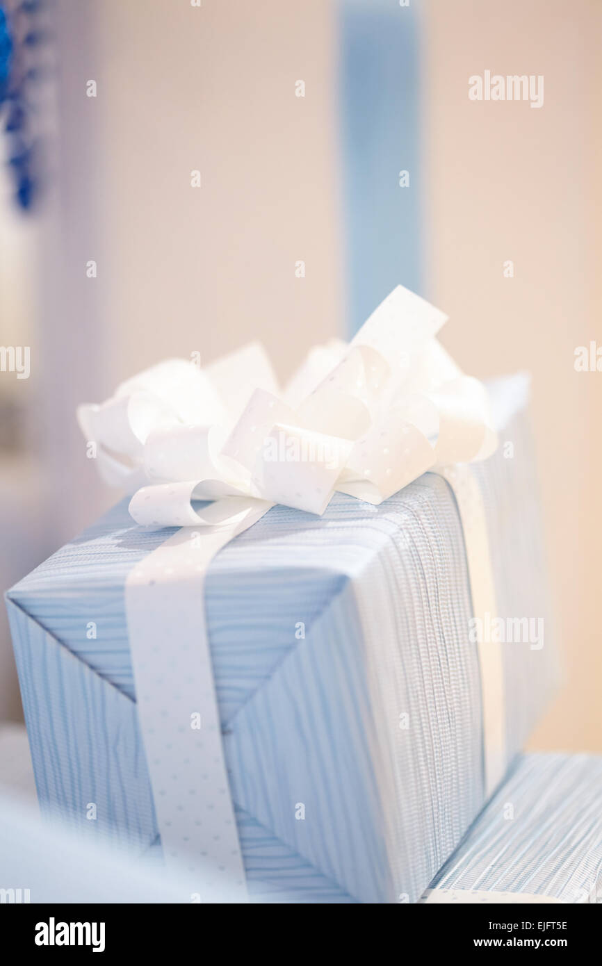 blaues Feld mit einem weißen Bogen für Weihnachten Stockfoto