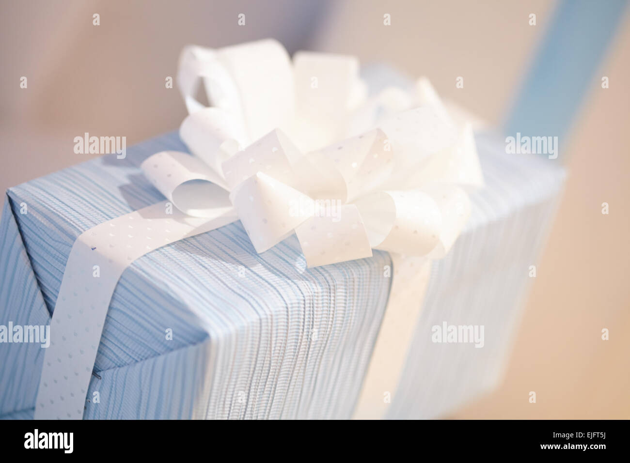 blaues Feld mit einem weißen Bogen für Weihnachten Stockfoto
