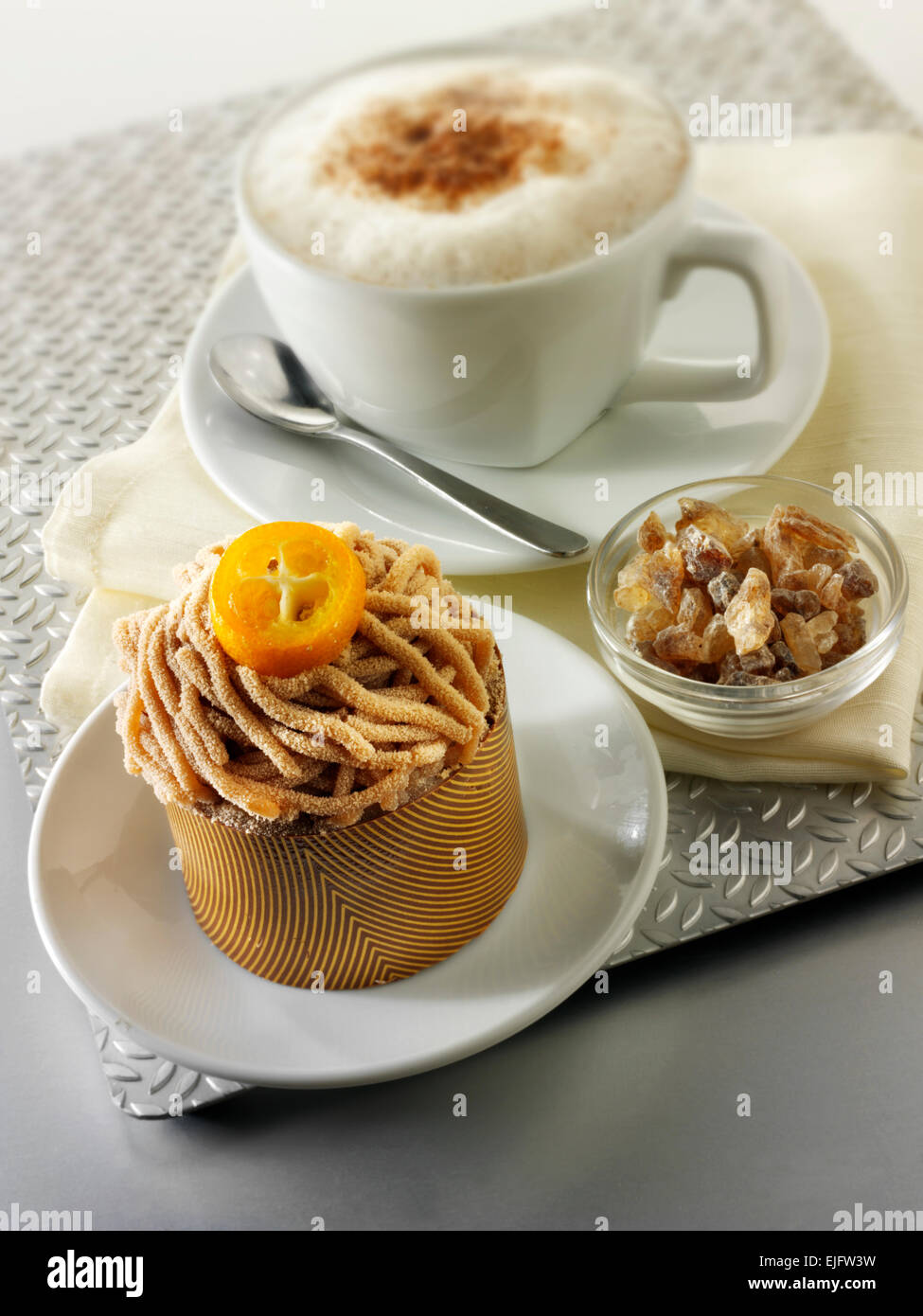 Kuchen mit einem trippelte Schokolade Gehäuse und Pipe Kastanienpüree mit Kumquat-Sauce, in einem modernen Designer-Teller Stockfoto