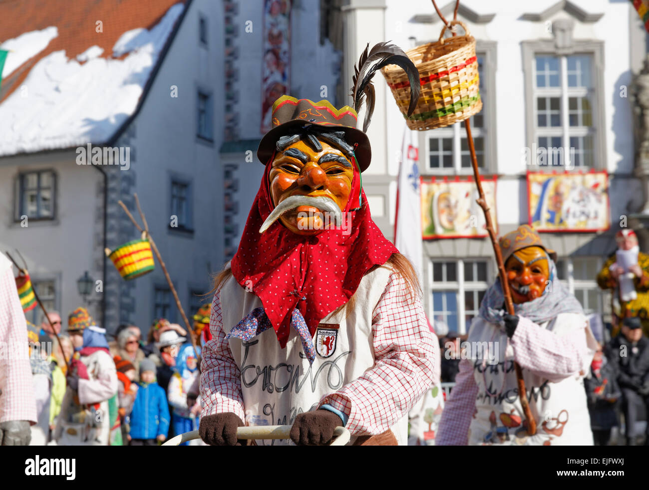 Traditionelle Schwäbisch-alemannischen Fastnacht, Narrensprung Karnevalsumzug, Dorausschreier Zeichen mit Holzmasken Stockfoto