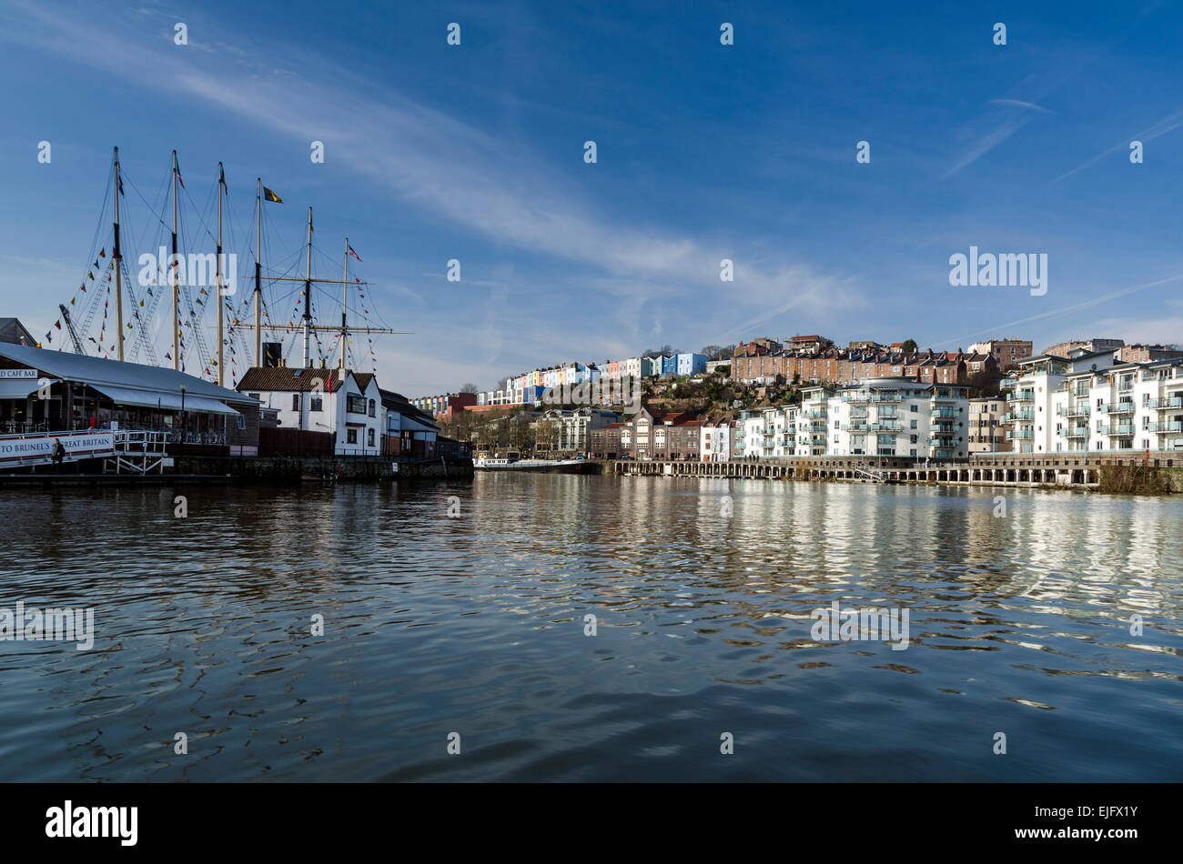 Ein Blick auf das Wasser des historischen Harbourside Bristols entnommen. Stockfoto