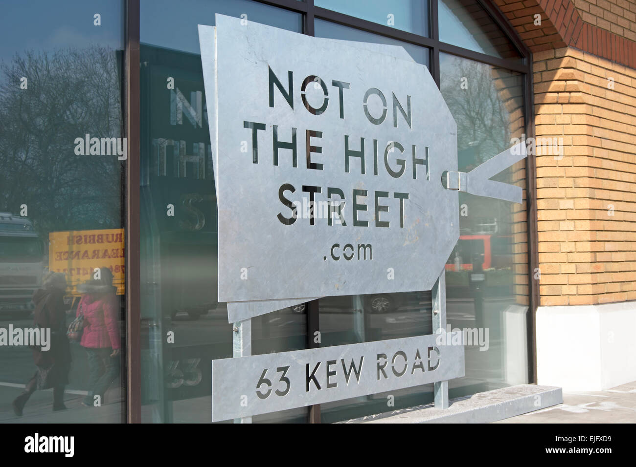 Ortseingangsschild für Online-Retail-Unternehmen nicht auf der Hautpstraße Dot Com in Richmond nach Themse, Surrey, england Stockfoto