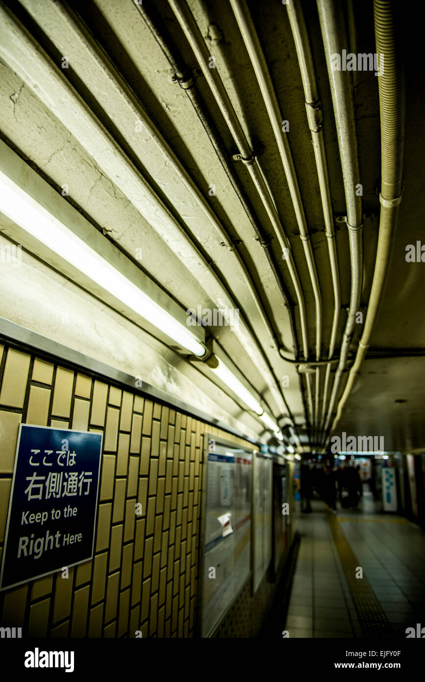 Innenraum der Tokyo Metro Ginza-Linie, Kanda Bahnhof, Chiyoda-Ku, Tokyo, Japan Stockfoto