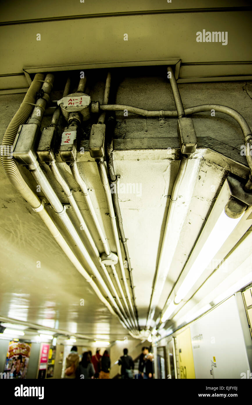 Innenraum der Tokyo Metro Ginza-Linie, Kanda Bahnhof, Chiyoda-Ku, Tokyo, Japan Stockfoto