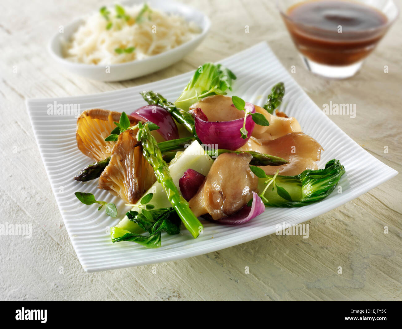 Orientalische chinesische vegetarische unter Rühren braten von Gemüse und Pilzen Stockfoto