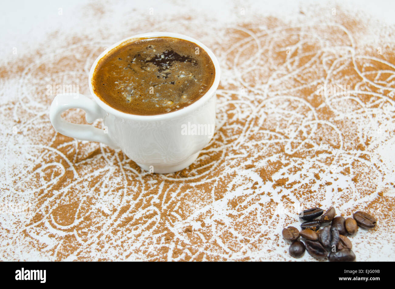 Tasse Kaffee mit einem subtil herzförmige Schaum mit Blumen geschmückt und Banane Schokolade geformt Stockfoto