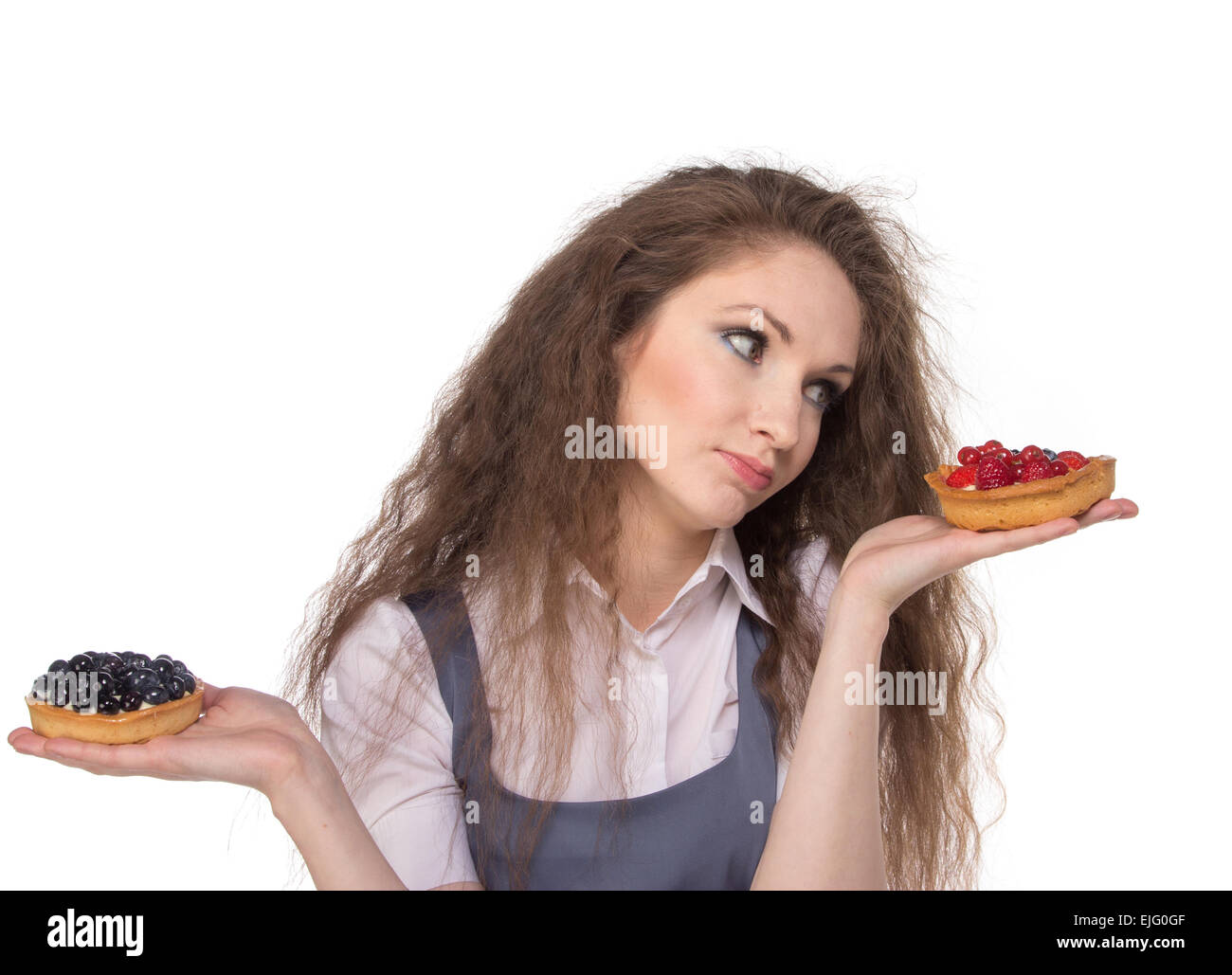 Schwierige Wahl zwischen zwei Kuchen, isoliert auf weiss Stockfoto