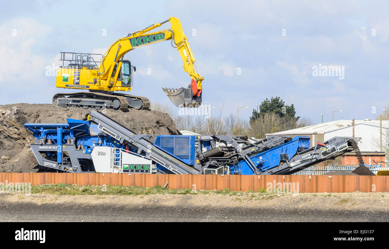 Mechanische Digger auf einem Erdhügel mit Erde Förderband tragen. Stockfoto