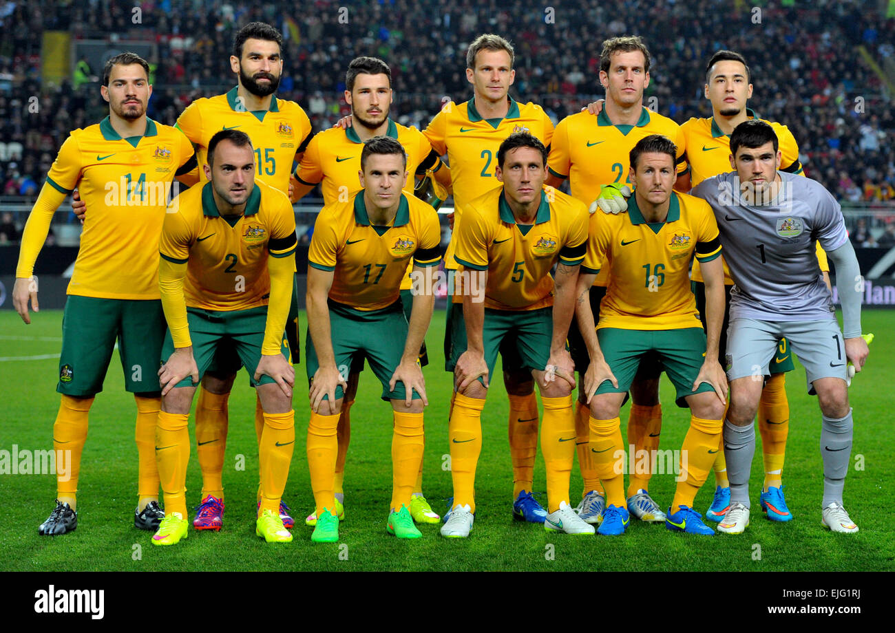 Australiens Team (hinten, l-R): James Troisi, Mile Jedinak, Mathew Leckie, Alex Wilkinson, Luke Devere, Jason Davidson und (vorne, l-R) Ivan Franjic, Matthew Mckay, Mark Milligan, Nathan Burns und Torwart Mathew Ryan im Bild vor der internationalen freundlich Deutschland Vs Australien in Kaiserslautern, Deutschland, 25. März 2015. Foto: Uwe Anspach/dpa Stockfoto