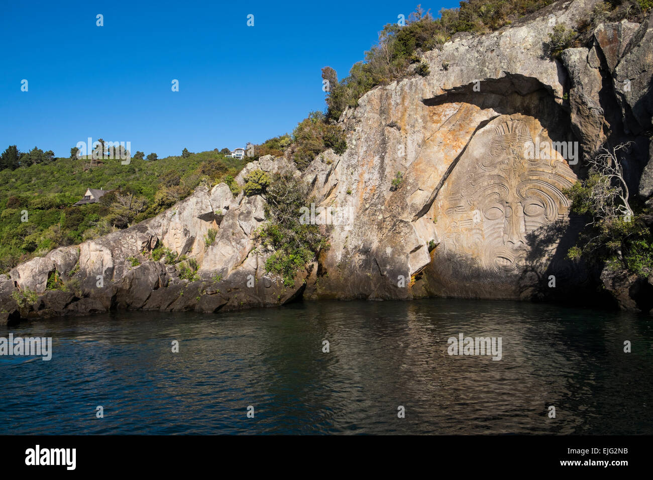 Maori rock Carvings von einem Segelboot, Barbary, am Lake Taupo, Neuseeland gesehen. Stockfoto