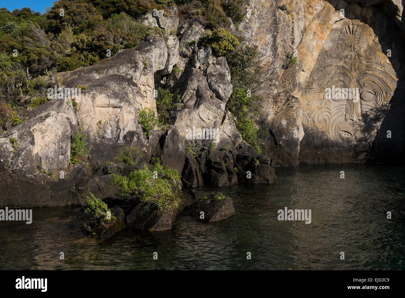 Maori rock Carvings von einem Segelboot, Barbary, am Lake Taupo, Neuseeland gesehen. Stockfoto