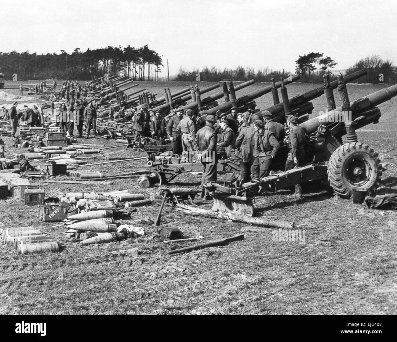 Rhein-Überquerung - OPERATION PLUNDER März 1945 britische Artillerie aufgereiht, über den Rhein zur Unterstützung der Landung Feuer Stockfoto