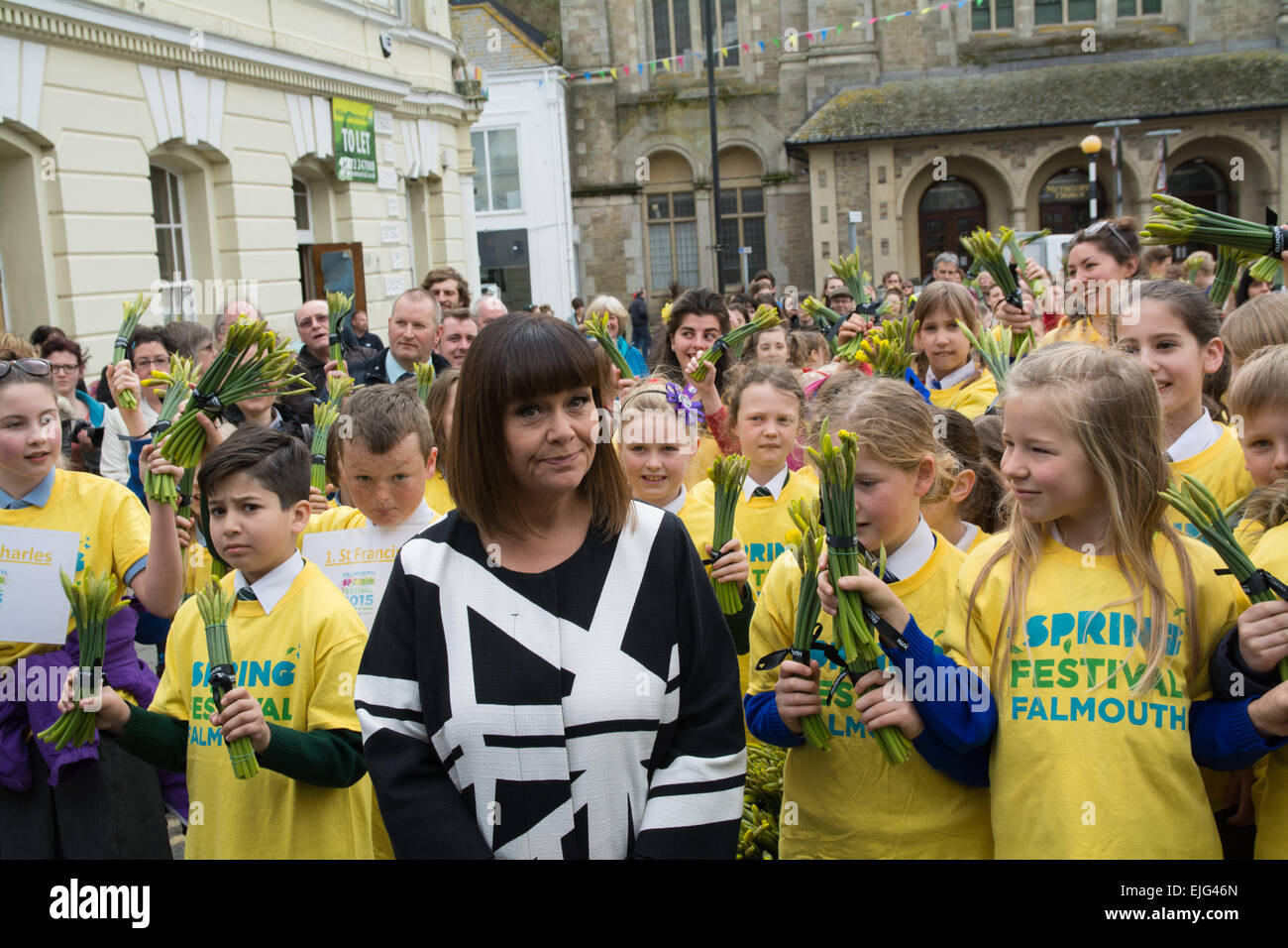 Falmouth, Cornwall, UK. 26. März 2015. Komikerin Dawn French mit lokalen Schulkindern zu Jahresbeginn eine Parade, ihr erster Rektor der Universität Falmouth zu ernennen. Bildnachweis: Simon Yates/Alamy Live-Nachrichten Stockfoto