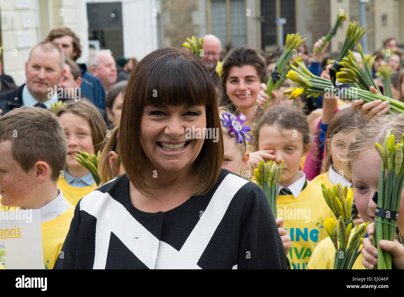 Falmouth, Cornwall, UK. 26. März 2015. Komikerin Dawn French mit lokalen Schulkindern zu Jahresbeginn eine Parade, ihr erster Rektor der Universität Falmouth zu ernennen. Bildnachweis: Simon Yates/Alamy Live-Nachrichten Stockfoto