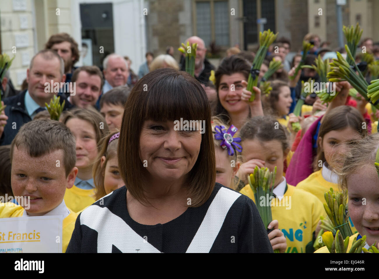 Falmouth, Cornwall, UK. 26. März 2015. Komikerin Dawn French mit lokalen Schulkindern zu Jahresbeginn eine Parade, ihr erster Rektor der Universität Falmouth zu ernennen. Bildnachweis: Simon Yates/Alamy Live-Nachrichten Stockfoto