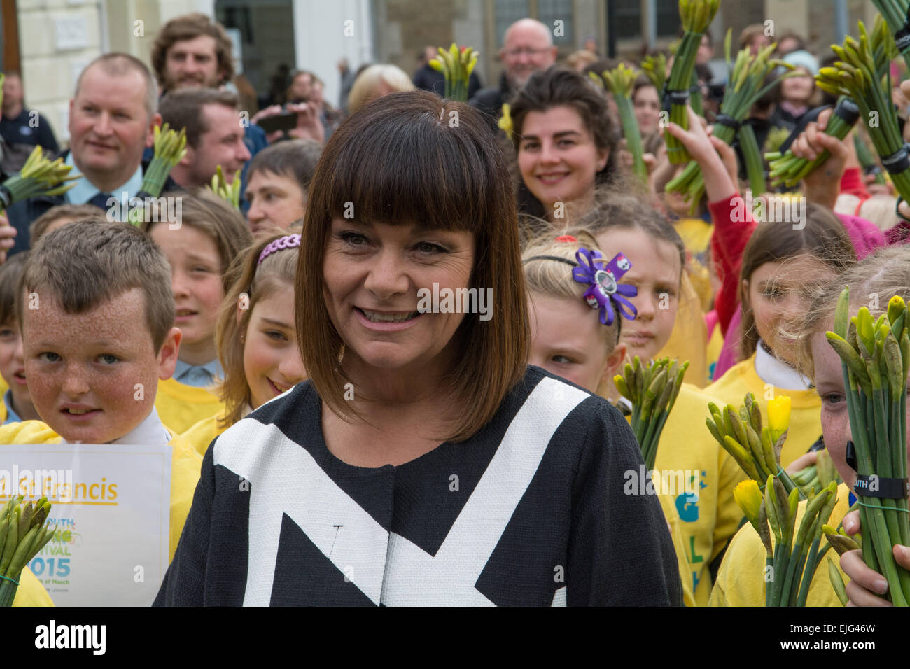 Falmouth, Cornwall, UK. 26. März 2015. Komikerin Dawn French mit lokalen Schulkindern zu Jahresbeginn eine Parade, ihr erster Rektor der Universität Falmouth zu ernennen. Bildnachweis: Simon Yates/Alamy Live-Nachrichten Stockfoto