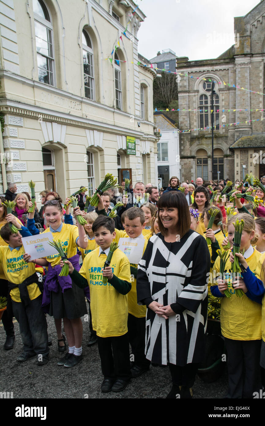 Falmouth, Cornwall, UK. 26. März 2015. Komikerin Dawn French mit lokalen Schulkindern zu Jahresbeginn eine Parade, ihr erster Rektor der Universität Falmouth zu ernennen. Bildnachweis: Simon Yates/Alamy Live-Nachrichten Stockfoto