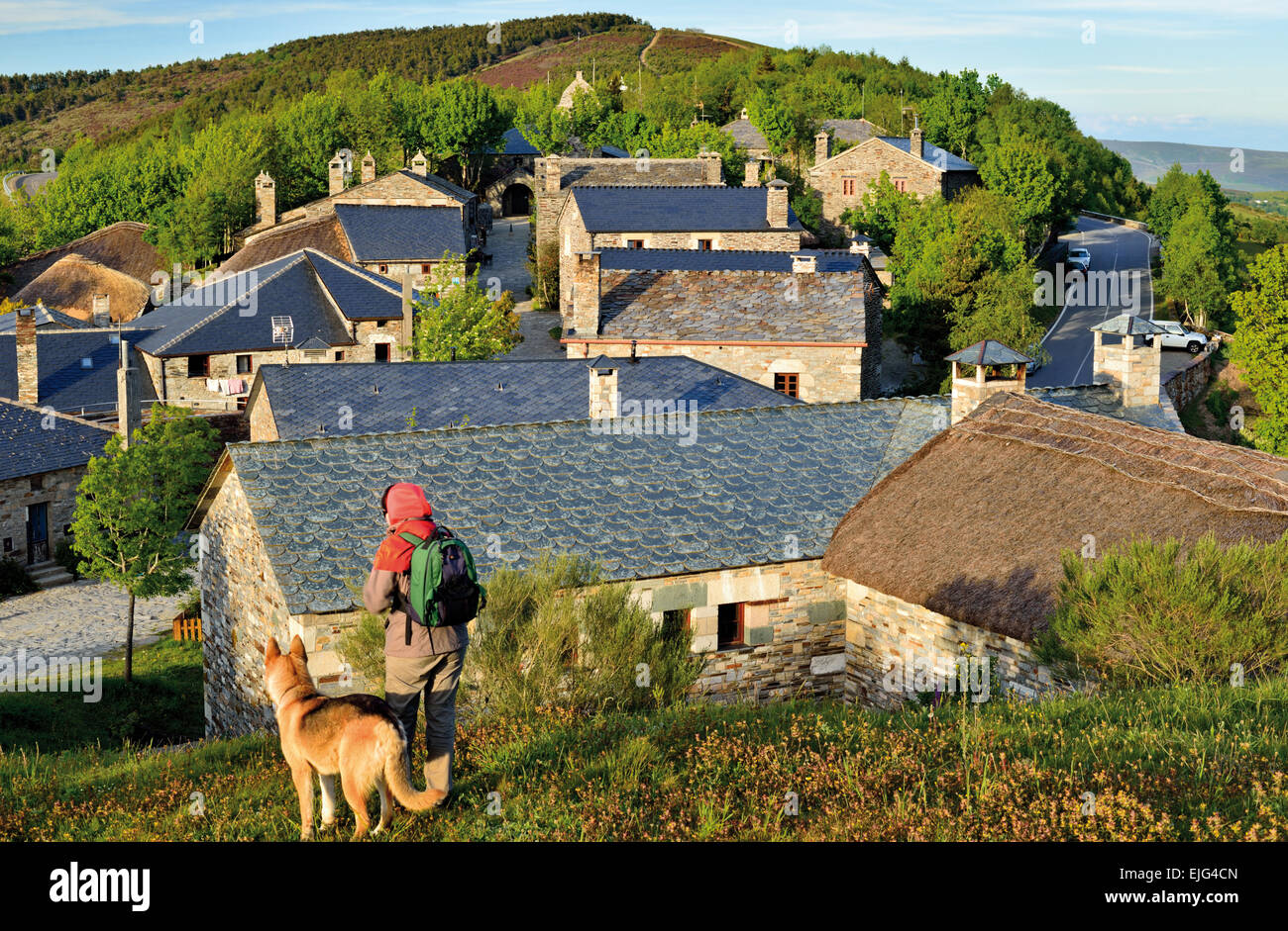 Spanien, Galicien: Pilger und Hund auf einem Hügel mit Blick auf St. James Way Bergdorf O Cebreiro Stockfoto
