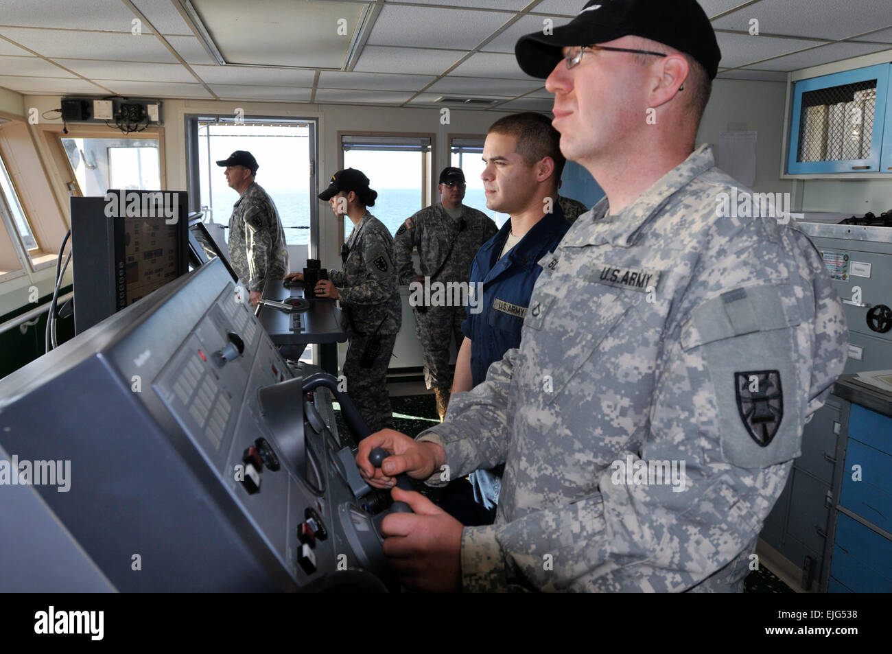 Armee Seeleute, die logistische Unterstützung Schiff-4, Generalleutnant William B. Bunker, 1099th Transport Abteilung, 10. Trans-Bataillon zugewiesen, 7. Sustainment Brigade Mann die Brücke, als es den James River in Richtung gemeinsame Expeditionary Base Little Creek am Nachmittag des 7. Februar im Rahmen des Bataillons Field Training Exercise Segel.  Sgt. 1. Klasse Kelly Jo Bridgwater, 7. Sustainment Brigade Public Affairs Stockfoto