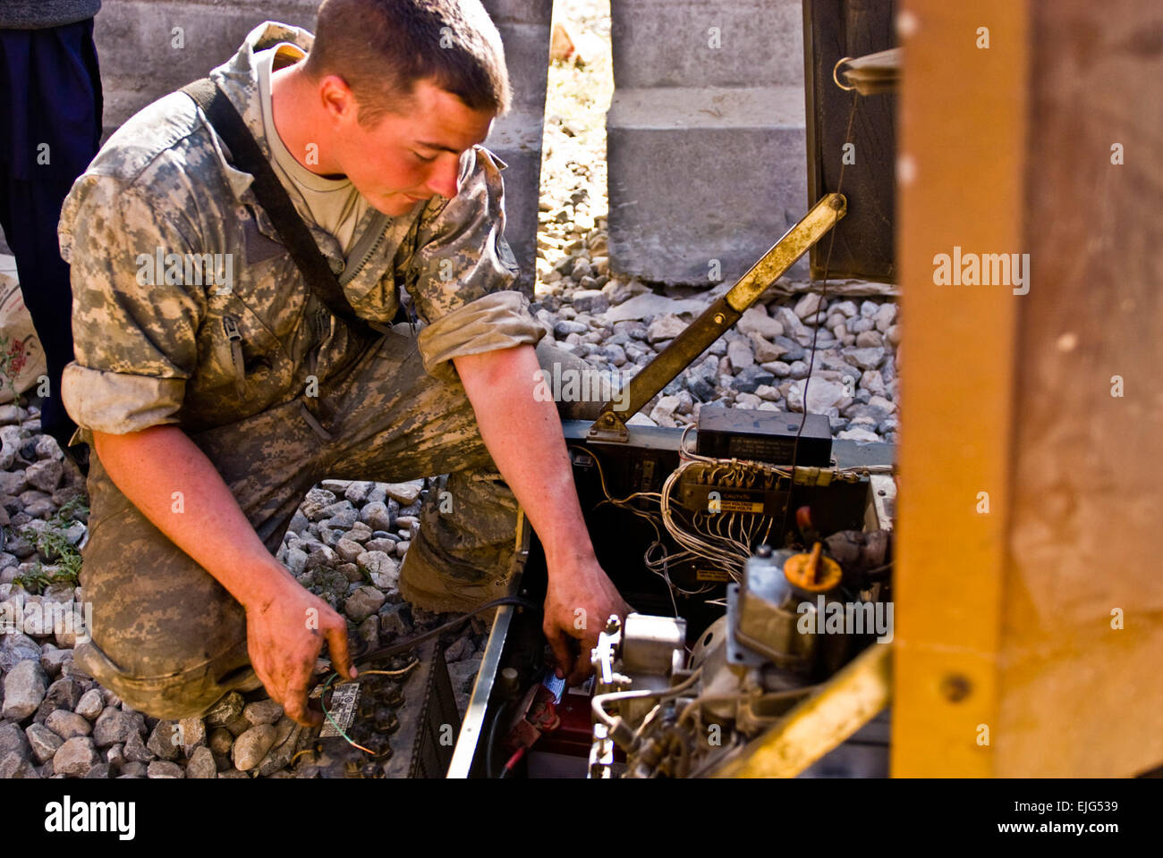 Provinz LOGAR, Afghanistan – US-Armee CPL. Mitchell A. Weaver, Williamsport, MD., Native und ein Radfahrzeug Mechaniker zugewiesen Firma F, 2. Bataillon, 30. Infanterie-Regiment Task Force Sturm, behebt Lal-Mohammad-Trabi drei Kilowatt Generator am Baraki Barak in der Provinz Logar 18 November.  US-Armee CPL. Cooper T. Cash, 210. Mobile Public Affairs Abteilung, Task Force Patriot Read full Story hier: www.dvidshub.net/news/60665/us-army-mechanic-assures-afgh... www.dvidshub.net/news/60665/us-army-mechanic-assures-afghans-retain-power-information Stockfoto