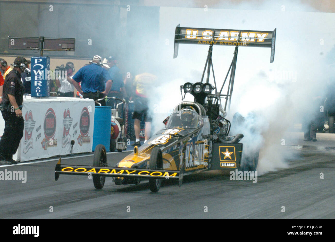 Armee Top Fuel Fahrer Tony "The Sarge" Schumacher erwärmt sich seine Reifen an den 10. jährlichen Torco Racing Kraftstoffe Route 66 National Hot Rod Association Nationals in Chicago. Herr Schumacher war in der zweiten Runde der Eliminierungen herausgenommen. Foto von Staff Sgt Jeffrey Duran Stockfoto