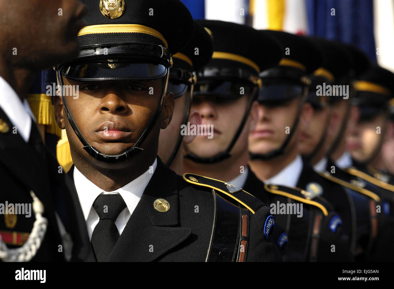 Mitglieder von der Ehrengarde üben ihre Bewegungen vor dem Start der US Armee-Stabschef Änderung der Verantwortung Zeremonie in Fort Myer, VA., 10. April 2007.  General George W. Casey übernahm als Chef des Stabes von General Peter J. Schoomaker in einer Zeremonie von Acting Secretary Of The Army Pete Geren gehostet.  Cherie A. Thurlby. Stockfoto