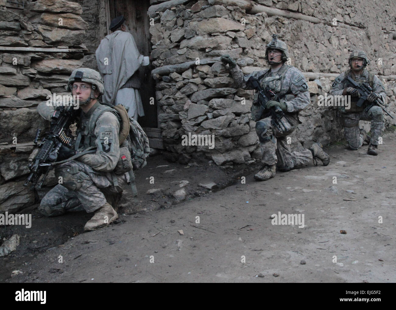 US-Armee Soldaten vom 1. Bataillon, 327th Infanterie-Regiment, 101st Airborne Division Knien außerhalb der Stadt Badmuk, Provinz Kunar, Afghanistan, nach einer Nacht Überfall auf mutmaßliche Taliban-Positionen im Rahmen der Operation Azmaray Fury auf 2. August 2010.   SPC. Anthony Jackson. Stockfoto