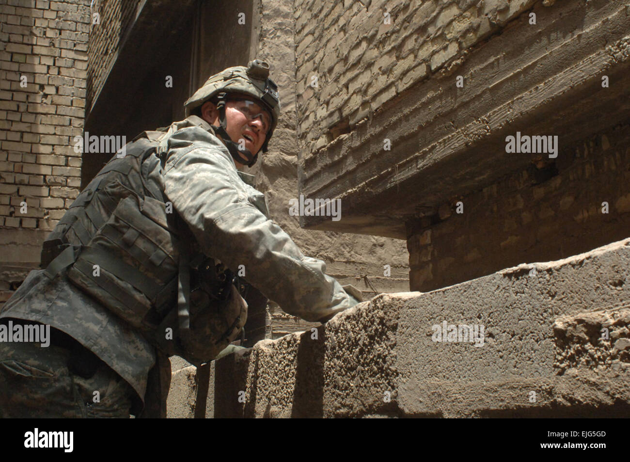 Ein US-Soldat vom 2. Bataillon, 12. Infanterie-Regiment, 2nd Infantry Brigade Combat Team, 2. US-Infanteriedivision klettert eine Wand im Bereich Al Dora von Bagdad, Irak, 25. Mai 2007. Soldaten aus dem 3. Bataillon, 2. Brigade, 3. irakische Armee-Division und Alpha Company, 2. Bataillon, 12. Infanterie-Regiment, 2nd Infantry Brigade Combat Team, 2. US-Infanteriedivision führen eine Aufklärungs-Operation zu einen möglichen Aufständischen Raketenwerfer zu erholen.  Staff Sgt Bronco Suzuki Stockfoto