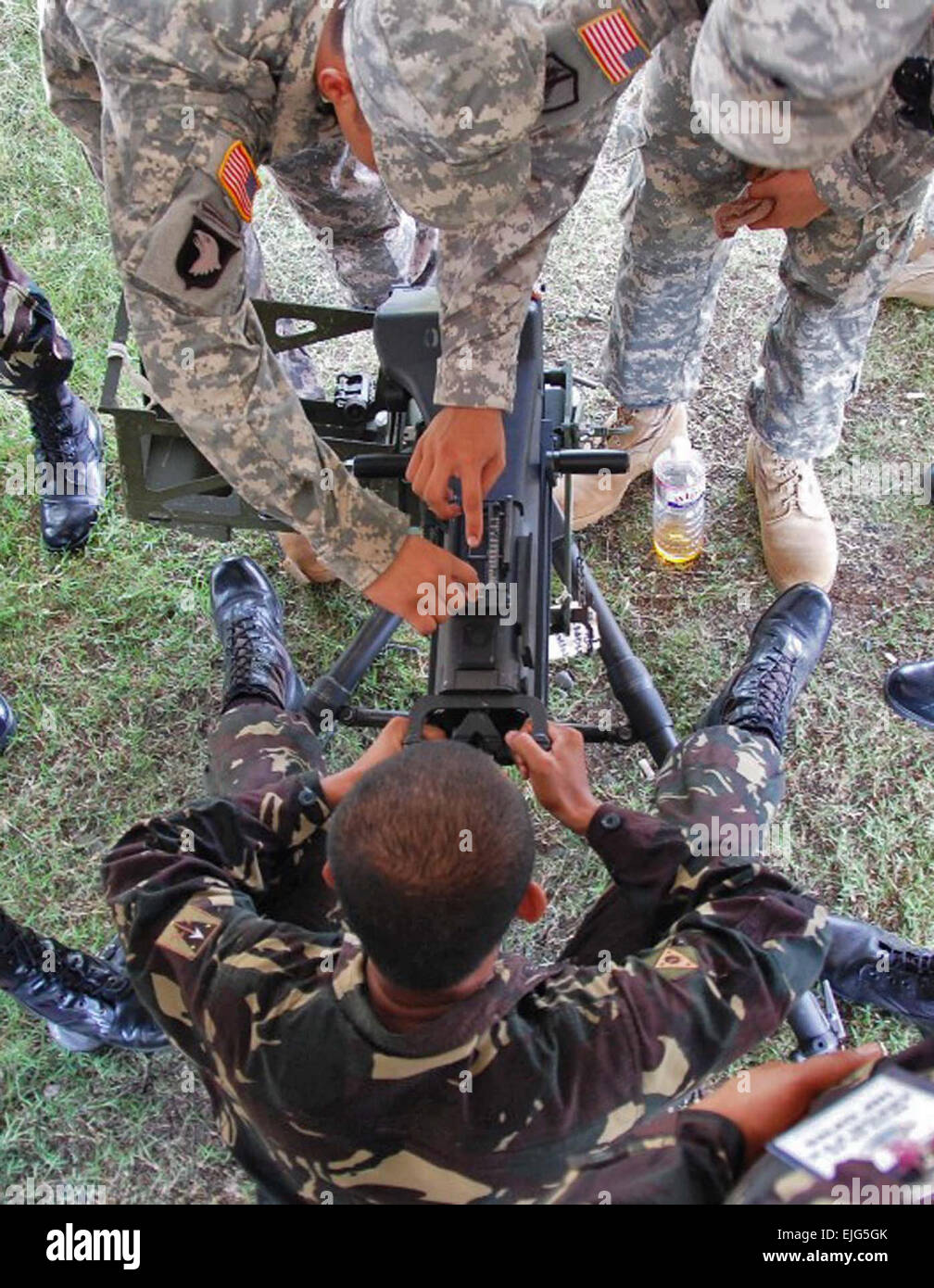 Ft. MAGSAYSAY, Philippinen AP - Soldaten zugewiesen, 1. Bataillon, 294th Infanterie-Regiment, Guam National Guard, weist philippinischen Soldaten wie man richtig eine Maschinengewehr Feuer während der Übung Balikatan 2009.    Die Übung vereint die U.S./Republic von den Philippinen um Bereitschaft im Falle einer Naturkatastrophe zu gewährleisten.        Jährliche Balikatan 2009 Übung am Fort Magsaysay beginnt /-news/2009/04/24/20160-annual-balikatan-2009-exercise-at-fort-magsaysay-begins/index.html Stockfoto