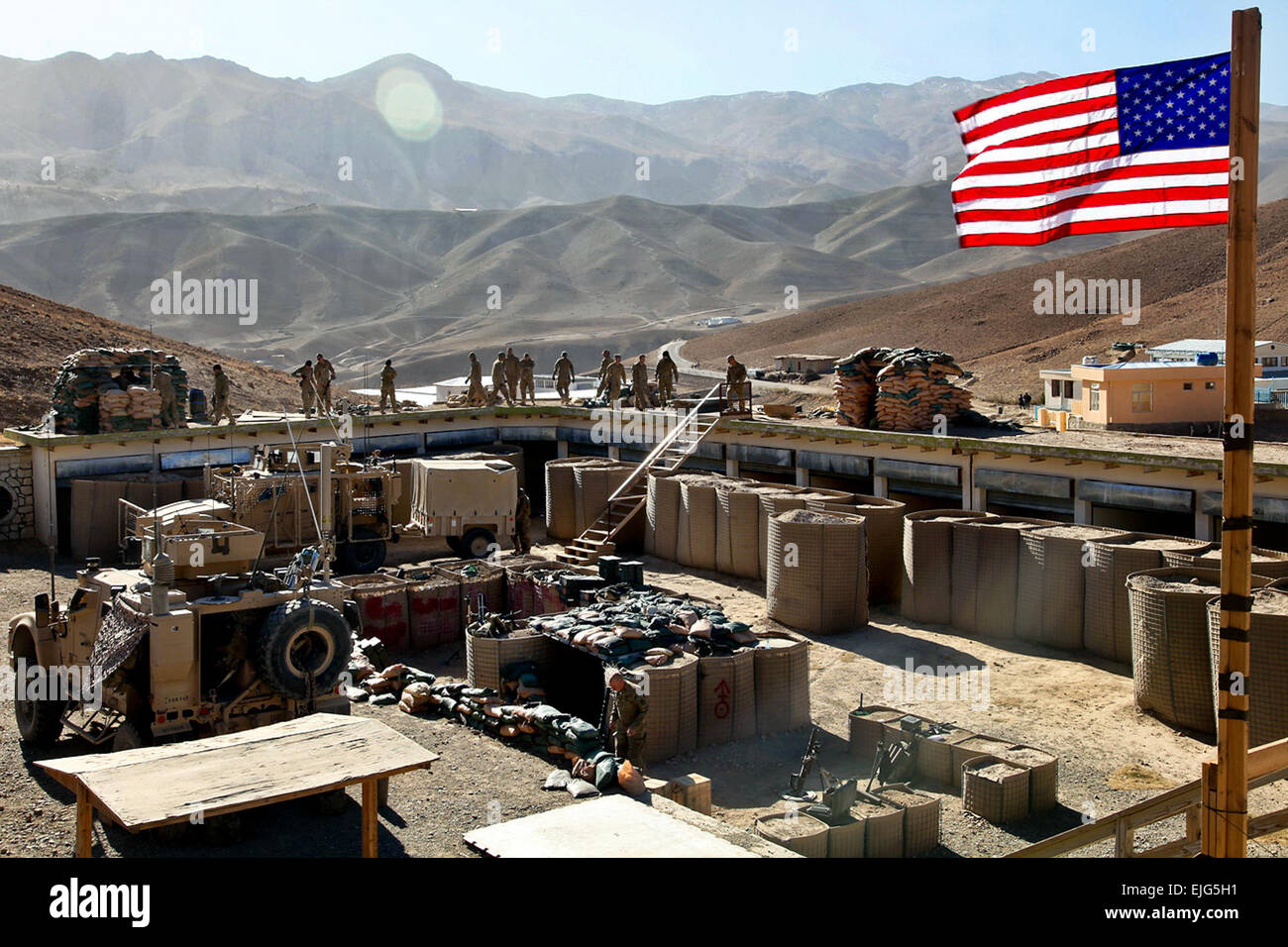 Soldaten mit Bravo Truppe, 1. Eskadron Kavallerie-Regiment 113 stärken ihre kämpfenden Positionen, wo sie bieten Sicherheit für Kameraden durch die Nacht auf zwei Stunden verschiebt, Parwan Provinz, Afghanistan, 1. Januar 2011. Bravo besucht Truppe Fahrzeug Patrol Base Dandarh, der Basisverteidigung aufzubauen und durchzuführen abgesessene Patrouillen durch die umliegenden Dörfer um Sicherheit zu gewährleisten.  SPC. Kristina Gupton Stockfoto