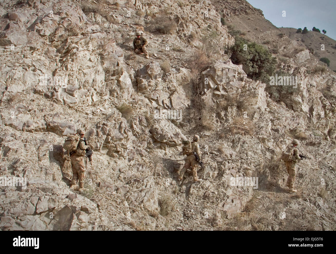 Soldaten aus Gunfighter Unternehmen, 1. Bataillon, 506. Infanterieregiment, 4th Brigade Combat Team, 101 ABN DIV, Klettern die Seite eines Berges um eine angrenzende Einheit in der Nähe von Combat Outpost Wilderness, Provinz Paktya, Afghanistan, Sept. 1, 2013 abzusichern. Die Soldaten aus "Red Currahee" waren Sicherheit für Ingenieur Elemente aus der 555. Ingenieur-Brigade zur Verfügung, die eine Mabey-Johnson-Brücke auf der Straße Khowst-Gardez Bau waren.  Sgt. Justin Moeller Stockfoto