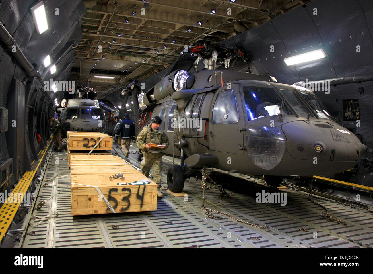 UH64 Black Hawk Hubschrauber erwarten Abladung von einer Lockheed C-5 Galaxy in Bagram Air Field. Die c-5 Galaxy war die US Air Force seit 1969 und weiterhin wichtige schwere Luftbrücke Truppen weltweit anzubieten.  1st Lt. Henry Chan, 18. Bekämpfung Sustainment Support Battalion Public Affairs Stockfoto