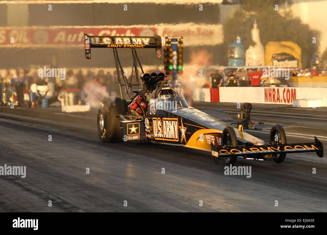 Tony "The Sarge" Schumacher, an Bord seiner Armee Top Fuel Dragster, der Auto-Club-Finale in Pomona, Kalifornien, November 4 erfasst und holte sich seinen vierten aufeinander folgenden NHRA POWERade World Championship. Vereinigte Staaten Armee läuft Stockfoto