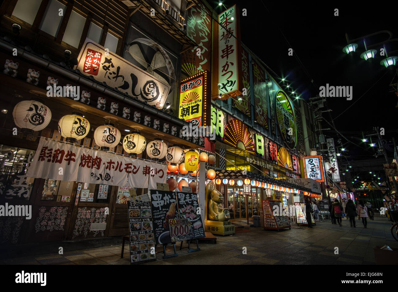 Nachtansicht des alten Restaurants im Bereich Shinsekai von Osaka, Japan. Die Gegend ist berühmt für seine Restaurants und Bars. Stockfoto