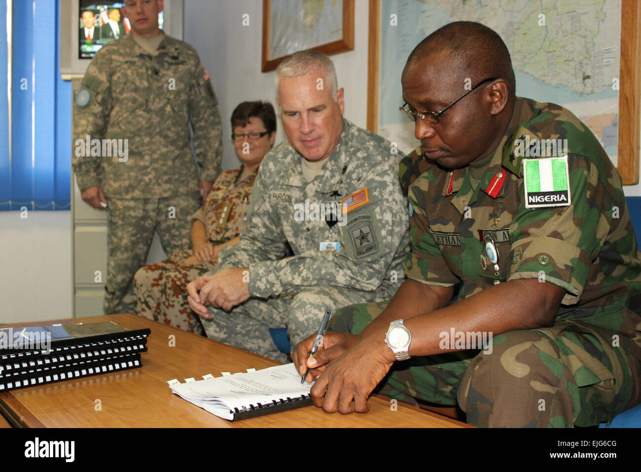 Nigerianische Armee unterzeichnet Major General Ethan Bo förmlich über Autorität für die zwingen, Chef des Stabes, HQ UN-Mission in Liberia 7,5 K Person Kraft, Major Gen.  Hugh Van Roosen, USAR, am 10. Juli 2012.  Major Gen.  Van Roosen ist der erste US-General-Offizier eine UN-Mission in 16 Jahren zugeordnet. Foto vom USMOG-W Stockfoto
