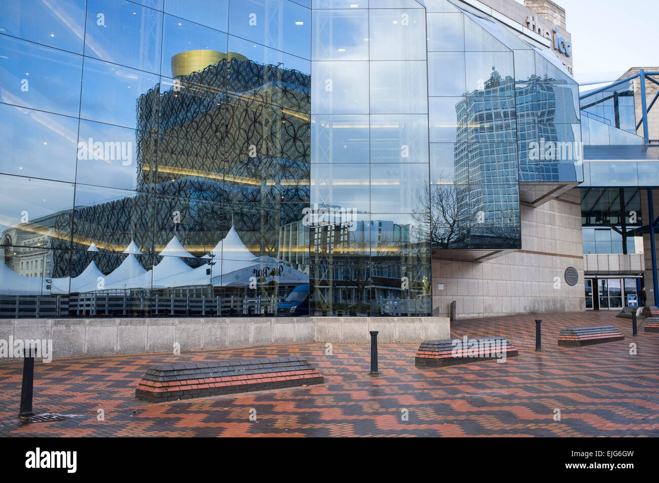 Bibliothek von Birmingham Spiegelbild im Fenster des ICC, Birmingham Stockfoto