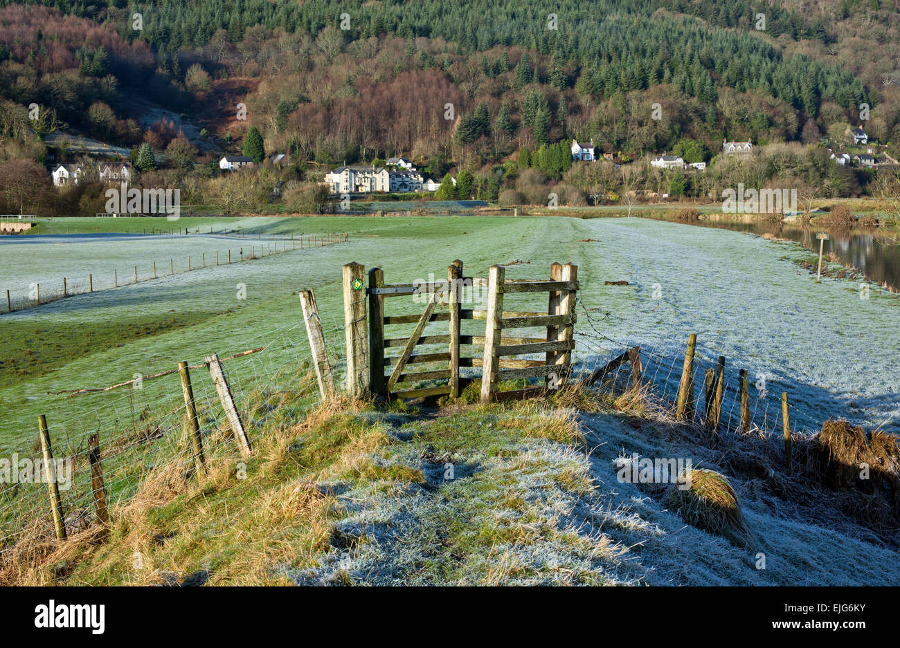 Stil und Tor auf Sperrwerks ein Wanderweg in der Nähe von Trefriw in Conwy Tal an einem frostigen Wintertag in Snowdonia Stockfoto