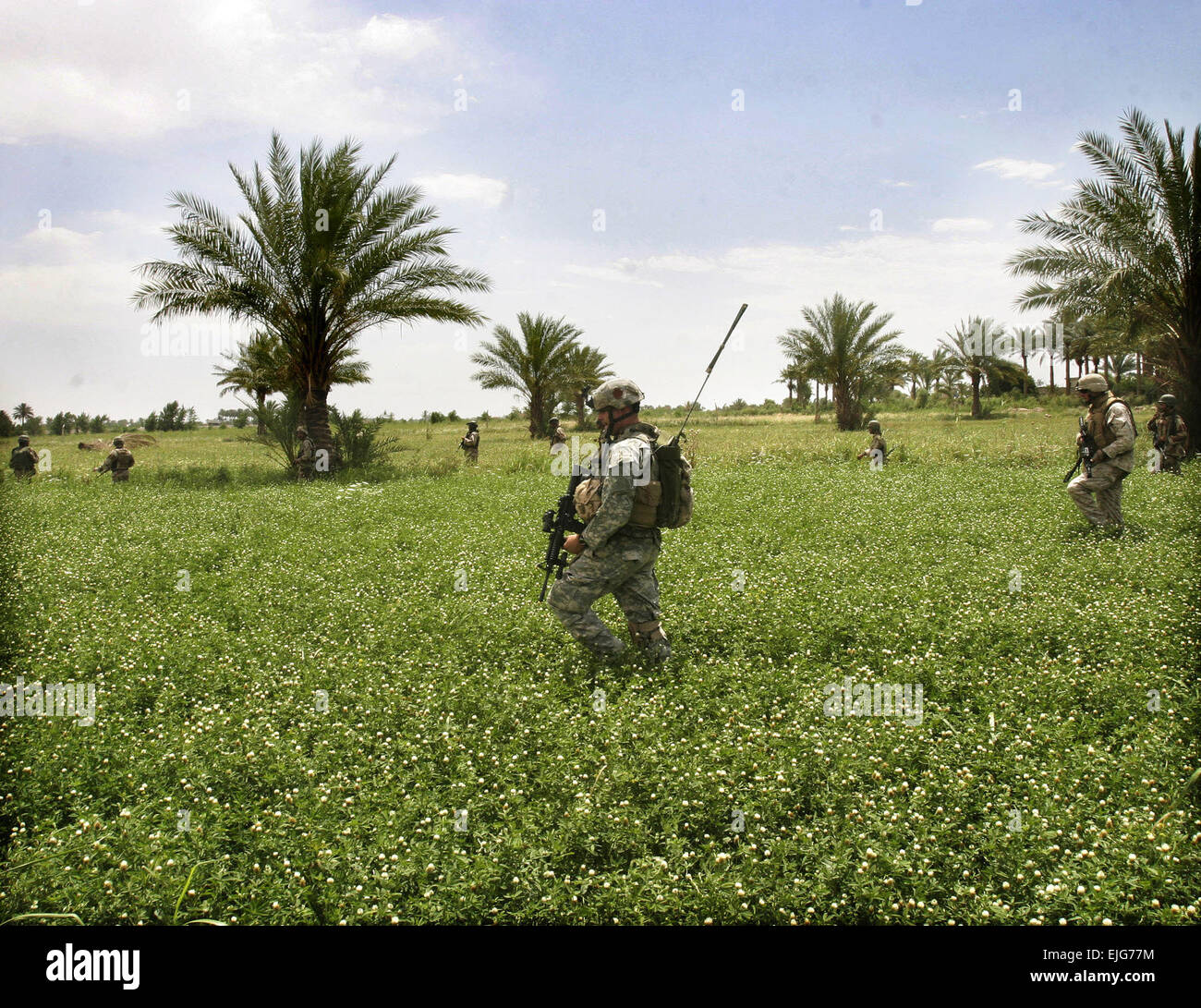 Soldaten und Marines Escort irakische Soldaten der 1. Brigade 7. irakische Armee-Division auf einer Patrouille durch Jazeera, Ramadi, Irak am 20. Mai 2006.  Richard A. Hilario kpl.      . Stockfoto