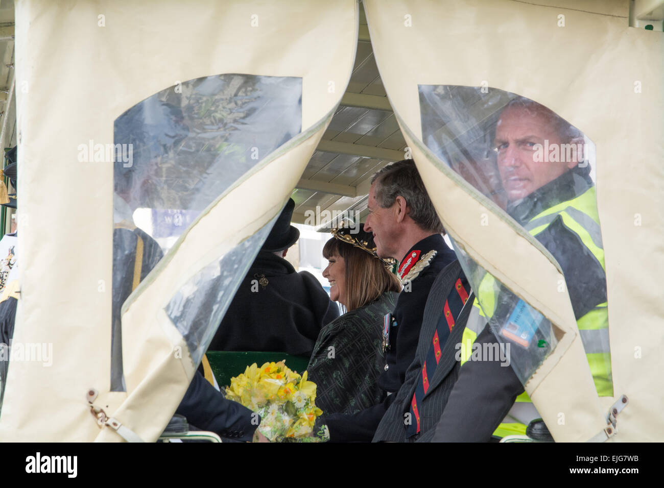 Falmouth, Cornwall, UK. 26. März 2015. Dawn French mit einer Krone in einer Pferdekutsche, im Anschluss an der Zeremonie zu ihr als der erste Kanzler der Falmouth Universität Credit installieren: Simon Yates/Alamy Live News Stockfoto