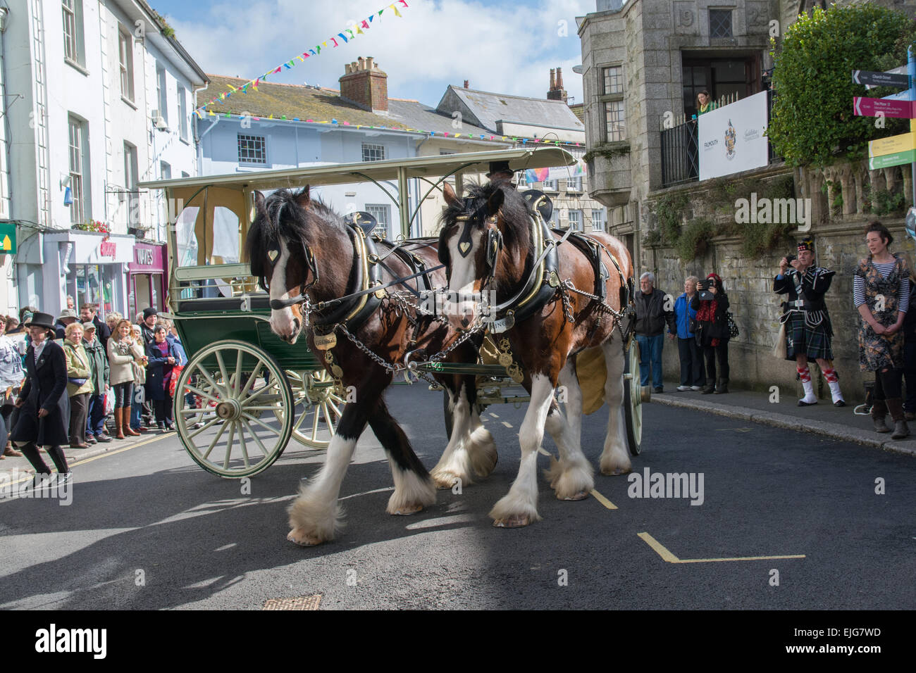 Falmouth, Cornwall, UK. 26. März 2015. Shire-Pferde, ziehen die zeremonielle Beförderung für Dawn French, eine drei-Punkt-Kurve durchführen. Bildnachweis: Simon Yates/Alamy Live-Nachrichten Stockfoto