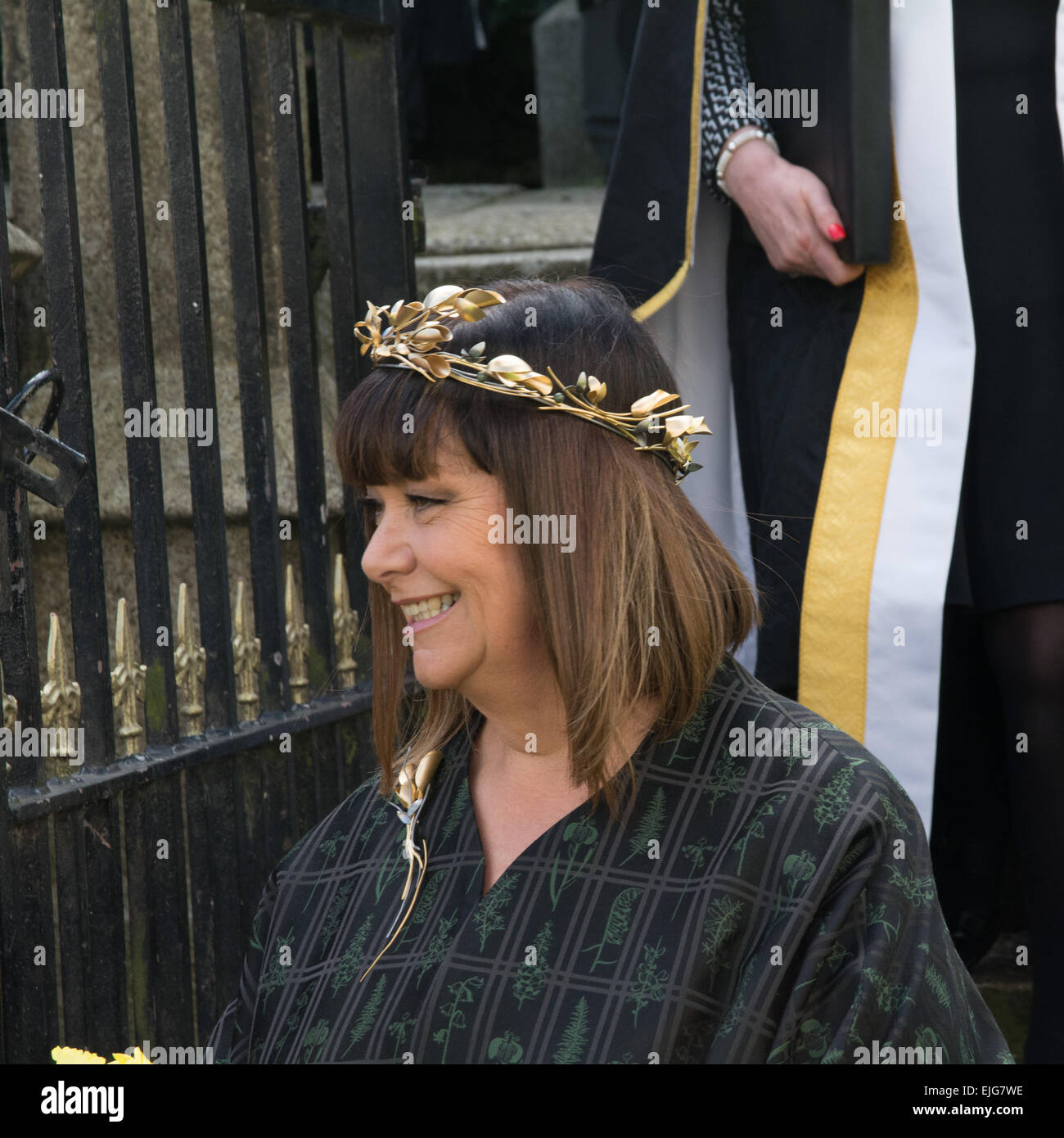 Falmouth, Cornwall, UK. 26. März 2015. Dawn French tragen eine Krone Gefolgschaft auf der Zeremonie zu ihr als der erste Kanzler der Falmouth Universität Credit installieren: Simon Yates/Alamy Live News Stockfoto