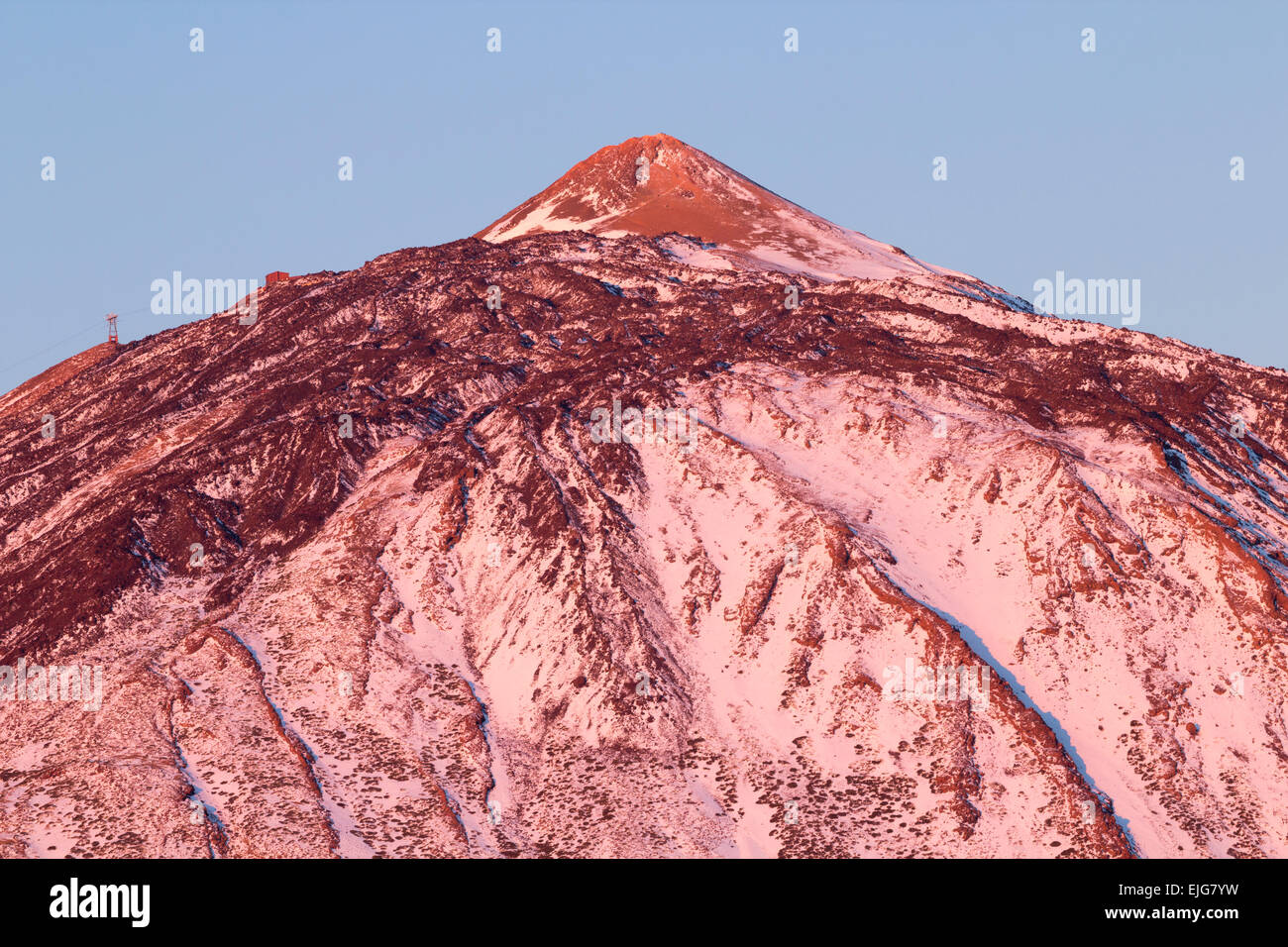 Teneriffa, Kanarische Inseln, Spanien. 26. März 2015. Wetter: Fotograf Alan Dawson erfasst das wechselnde Farbenspiel, von Pre Morgenlicht zu Sunrise, des Schnees begrenzt den Teide (höchster Berg Spaniens, der 3.718 Meter 12.198 ft) im Teide Nationalpark auf Teneriffa am Donnerstagmorgen. Dieses Bild wurde am 07:03 gefangen genommen, als die ersten Sonnenstrahlen den ganzen Berg in warmes Licht baden.  Auf 7.500 m (24.600 ft) von ihrer Basis auf dem Meeresgrund, es ist die dritte höchste Vulkan auf einer vulkanischen Ozean-Insel in der Welt. Bildnachweis: ALANDAWSONPHOTOGRAPHY/Alamy Live-Nachrichten Stockfoto