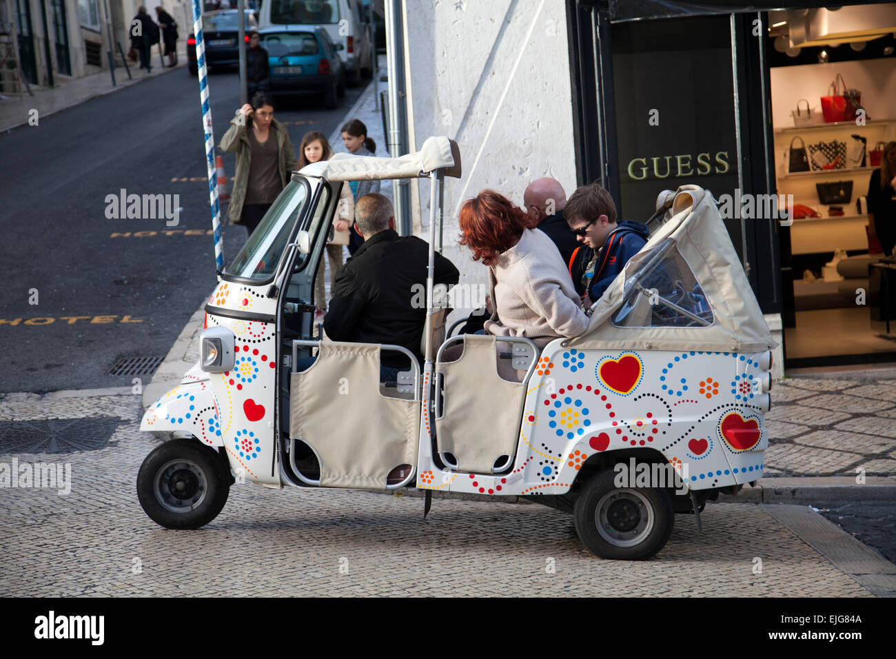 Touristen mit Tuk-Tuk in Lissabon - Portugal Stockfoto