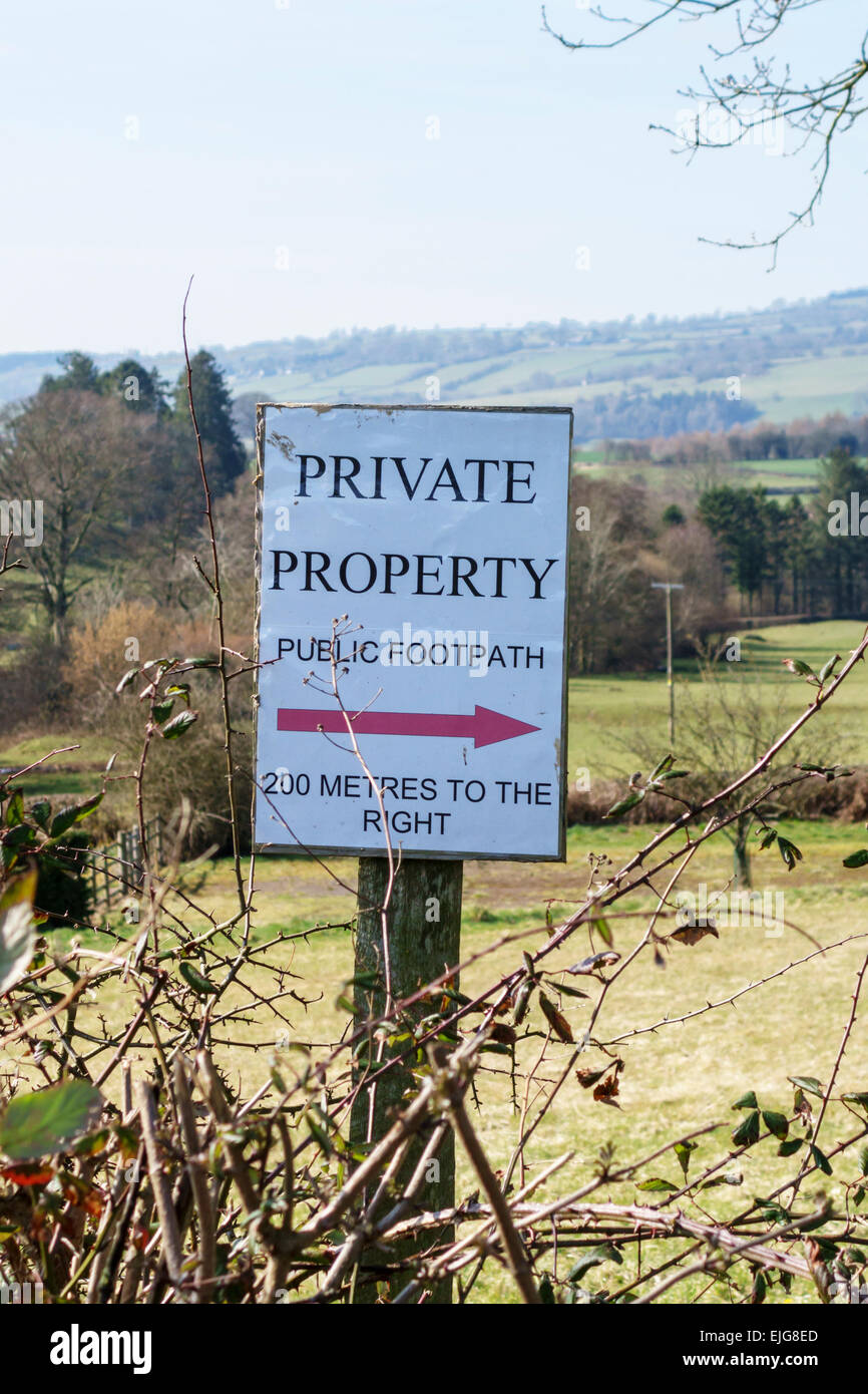 Herefordshire, England. Melden Sie sich durch ein Feld Tor zeigen, dass der öffentliche Fußweg umgeleitet wurde Stockfoto